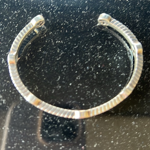 Gucci Thin Interlocking G Station Cuff - Picture 9 of 16